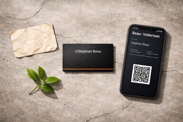 Vergleich digitale Visitenkarten: NFC-Karte, altes Papier und Smartphone-Profil auf Betonuntergrund